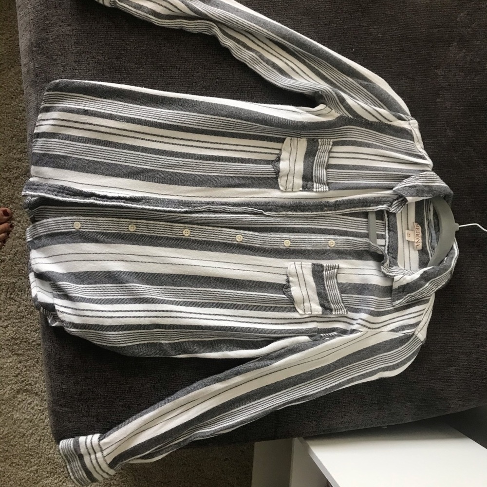 Xs button down